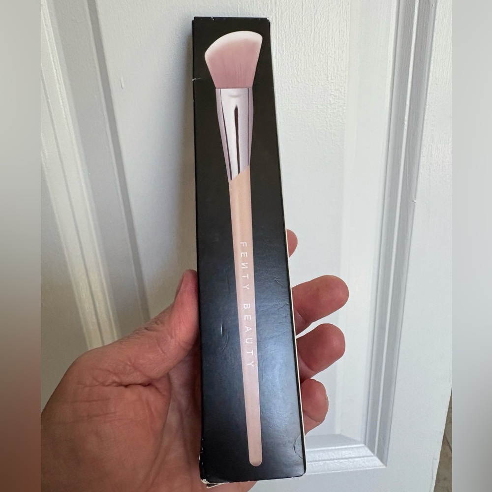 Fenty Beauty Blush Brush 155 Brand New and Factory Sealed. - Picture 2 of 6
